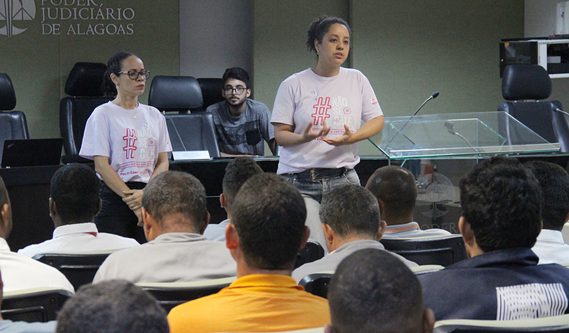 Coordenadoria da Mulher debate violência de gênero com funcionários do TJAL