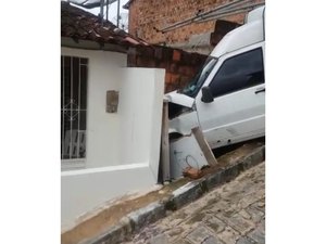 Condutor perde controle e carro colide em Porto Calvo