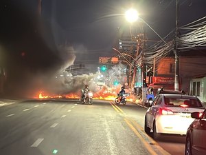 Moradores protestam contra falta d’água e bloqueiam pista em Cruz das Almas