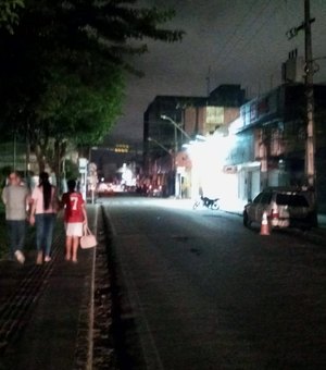 Centro de Arapiraca continua sem energia horas após acidente com fio elétrico