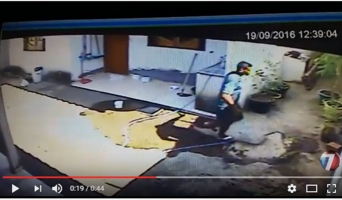 [Vídeo] Câmera flagra suposto assaltante invadindo casa em bairro de Arapiraca