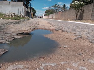 [Vídeo] Moradores denunciam Casal por não tapar buracos em rua após procedimento de ligação de água no São Luiz II