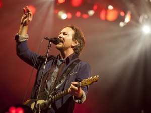 Eddie Vedder doa cachê de show para vítimas de Mariana