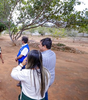 Tia Júlia visita Casa da Esperança e entrega fardamento a servidores da Assistência Social