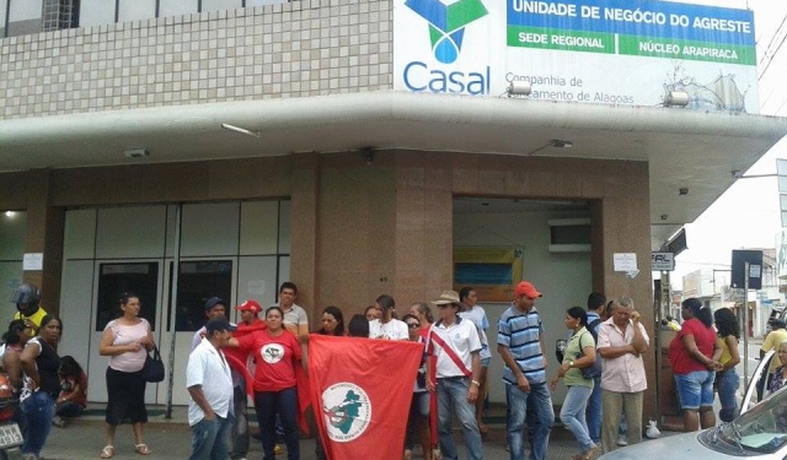 Sem água em assentamento, MST ocupa sede da Casal em Arapiraca