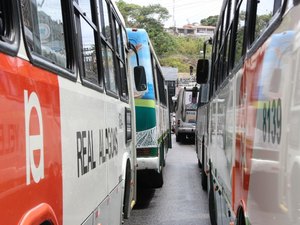 Homem é espancado por passageiros ao tentar assaltar transporte coletivo