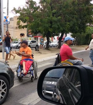 Cadeirantes fecham os dois sentidos da Fernandes Lima e pedem mais acessibilidade
