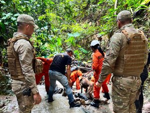 Bombeiros procuram por corpo em grota na capital