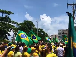 [Vídeo] Grupo apoiador de Bolsonaro faz manifestação na orla de Maceió