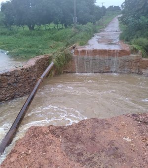 Chuvas destroem ponte entre os povoados Pau d’Arco e Sapucaia na zona rural de Arapiraca