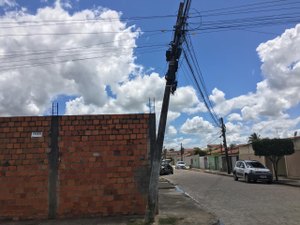 [Vídeo] Poste ameaça cair e moradores temem consequências graves em Arapiraca