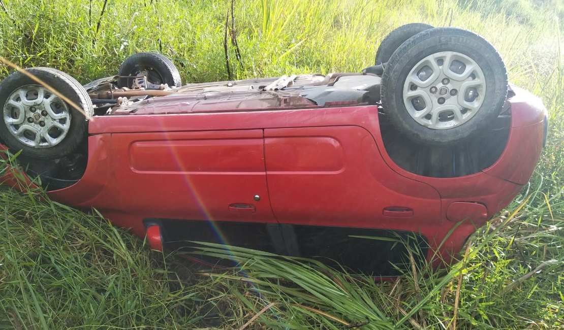 Condutor perde controle de automóvel e capota em Porto Calvo