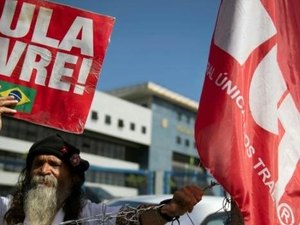 Lula celebra ano novo na companhia de partidários que estão em frente a sede da PF