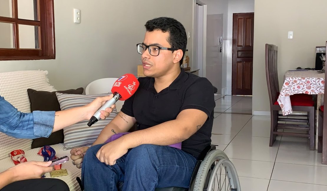 [Vídeo] “Minha cadeira é só um meio de transporte”, diz jovem cadeirante e faixa-roxa de jiu-jítsu