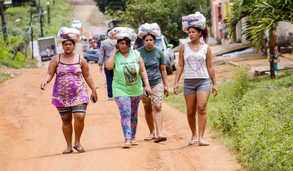 Prefeitura de Palmeira dos Índios entrega cestas de Natal em localidades da zona rural