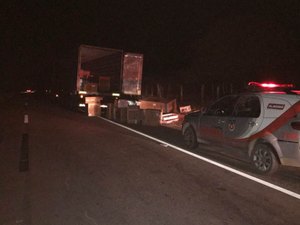 Carreta quebrada tem carga de eletrodomésticos saqueada em Flexeiras