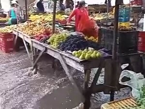 [Vídeo] Chuva surpreende feirantes e alaga ruas de Girau do Ponciano