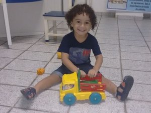 Criança morre eletrocutada enquanto brincava em Penedo