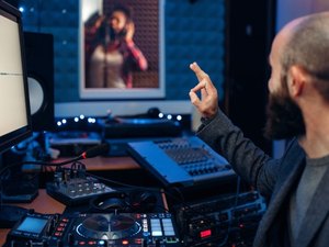 Estúdio Fábrica de Artistas seleciona músicos  para aprimoramento e gravação de música