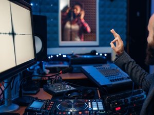 Estúdio Fábrica de Artistas seleciona músicos  para aprimoramento e gravação de música