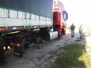 Carreta é encontrada com 18 pneus roubados