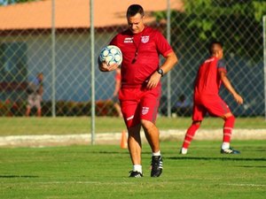 Doriva planeja mudanças no time do CRB para duelo fora de casa contra o Brasil de Pelotas-RS
