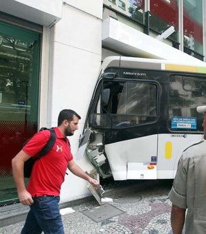 Ônibus invade agência bancária e deixa dois feridos no Rio