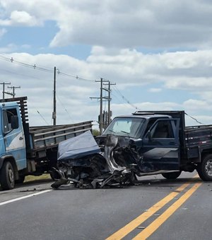 Duas picapes colidem de frente e deixam tráfego lento no Sertão de AL