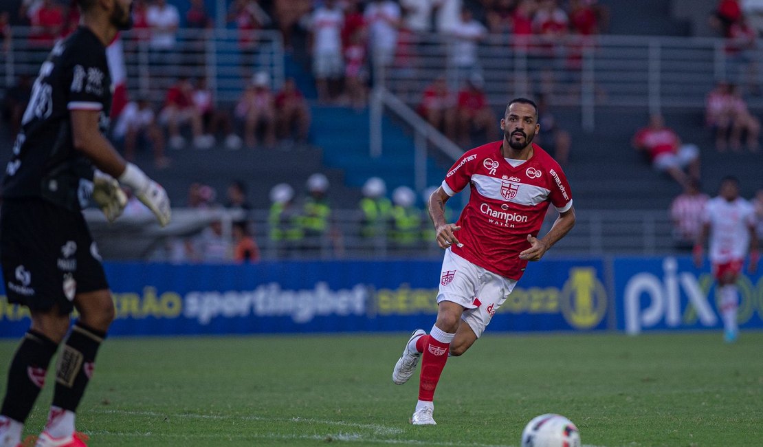 Após encerrar jejum, atacante do CRB pede time focado no clássico