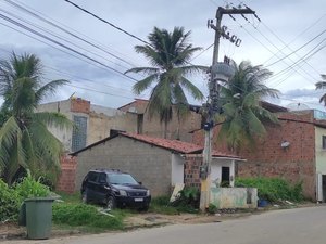 Moradores temem que poste desabe em residências de Maragogi