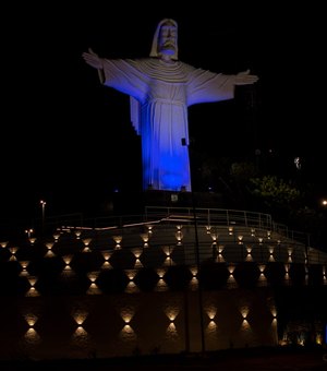 Prefeitura de Palmeira ilumina Cristo Redentor em homenagem ao Novembro Azul