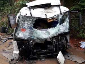 Carreta capota e condutor fica preso às ferragens na BR-104