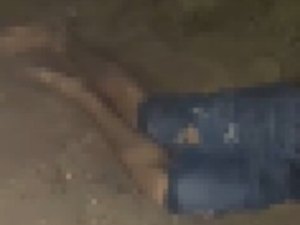 Homem é encontrado morto com tiro e hematomas pelo corpo num terreno baldio, em Rio Largo