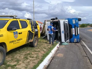 Motorista fica ferido após carreta tombar na AL-115, em Igaci