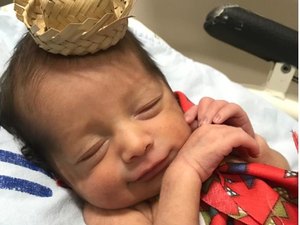 Bebês vestidos de “matutos” alegram maternidade em Arapiraca