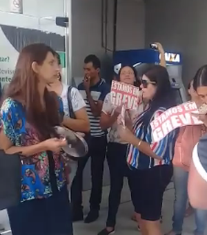 Vídeo: Servidores e pais de alunos realizam “panelaço” no Centro Administrativo de Arapiraca