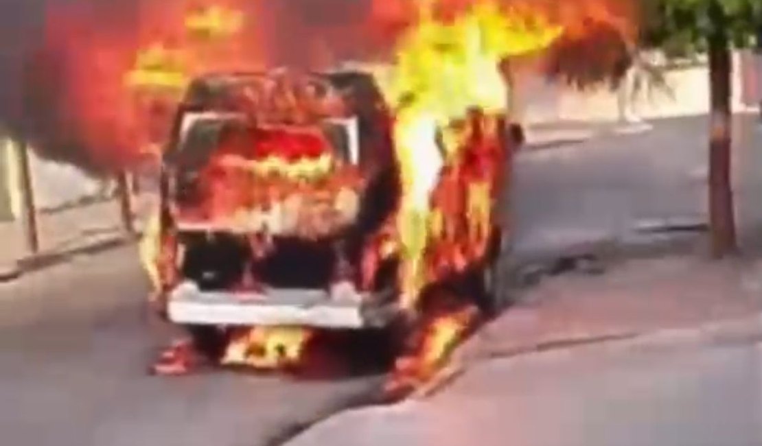 Kombi pega fogo e é destruída pelas chamas no bairro Cavaco, em Arapiraca