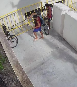 Câmeras de videomonitoramento flagram jovens furtando bicicletas em área nobre de Maceió