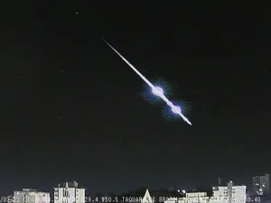 Meteoro explode duas vezes no céu do Brasil