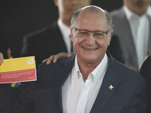 Ex-adversário de Lula, Alckmin se filia ao PSB e abre espaço para ser vice do petista