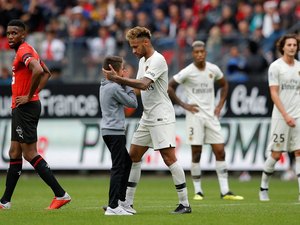 [Vídeo] Após invadir o campo menino ganha abraço e camisa do Neymar