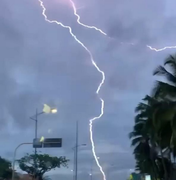 [Vídeo] Vídeo flagra momento exato em que raio cai na orla de Maceió