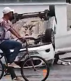 [Vídeo] Veículo de passeio capota no bairro da Ponta Verde em Maceió