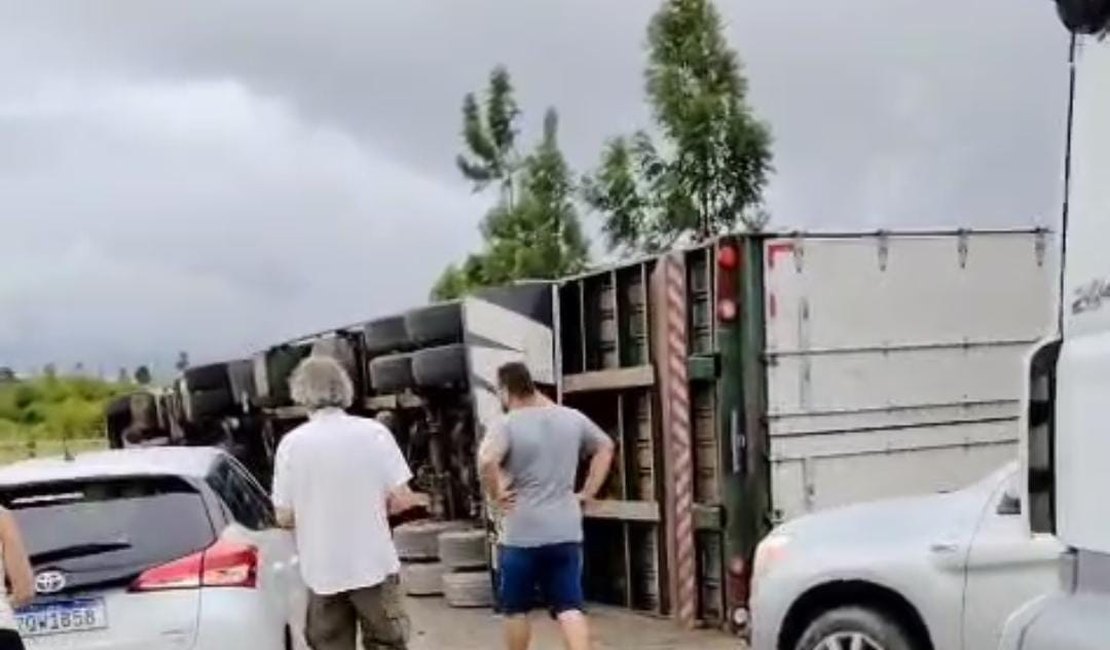Carreta tomba na BR-101 e populares tentam saquear carga no município de Flexeiras