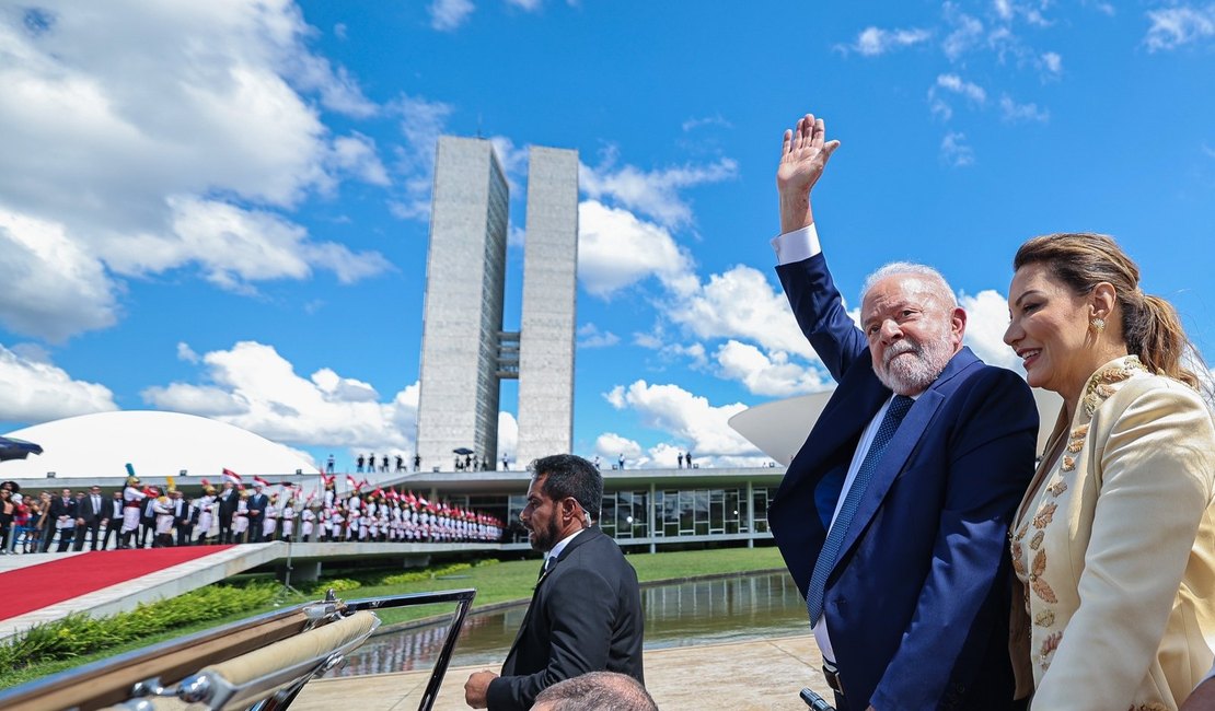 Lula toma posse como 39º presidente, exalta democracia e diz que mensagem ao Brasil é de 'esperança e reconstrução'