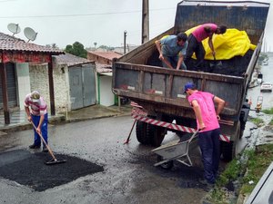 Apesar das chuvas, prefeitura de Arapiraca mantém serviços de pavimentação
