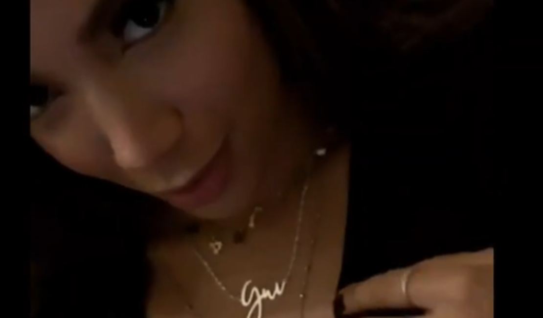 Anitta mostra colar escrito 'Gui': 'Como eu sou trouxa'