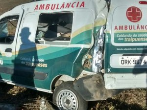 Ambulância colide contra animal e motorista é encaminhado para a UE