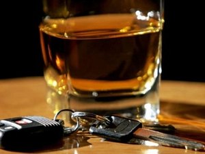 Motorista embriagado provoca colisão, tenta fugir, mas é detido