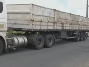 Ciclista morre após ser atropelada e esmagada por carreta no Eustáquio Gomes, em Maceió